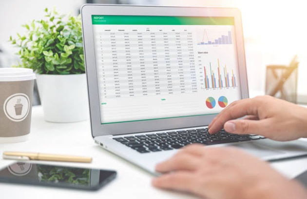 Ordenador revisa e prepara documento base